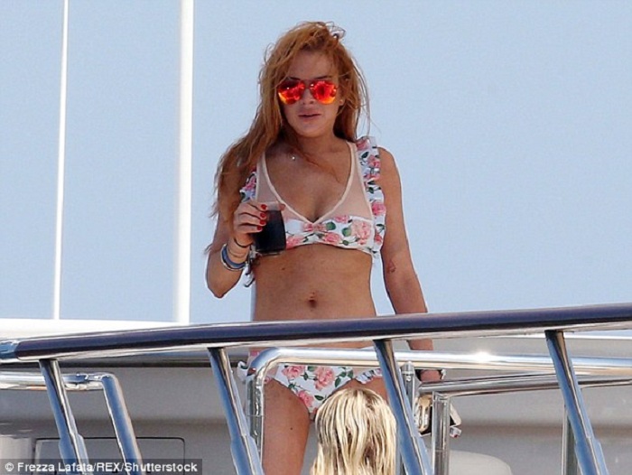 Lindsay Lohan has emergency surgery after losing half her ring finger in accident - PHOTO, VIDEO